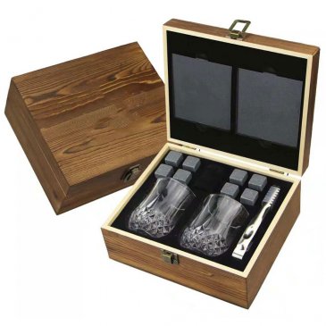 Kit à whisky dans un coffret en bois avec verres, pince, dessous de verre et pierres à whisky